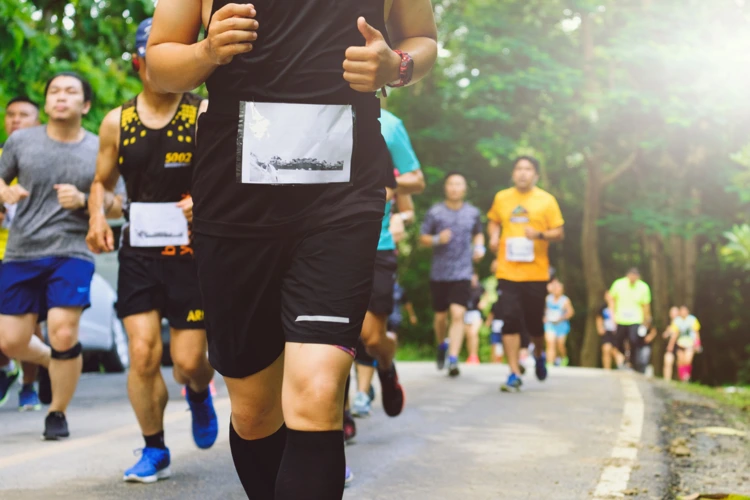 Marathon session with many participants taking place in a park.